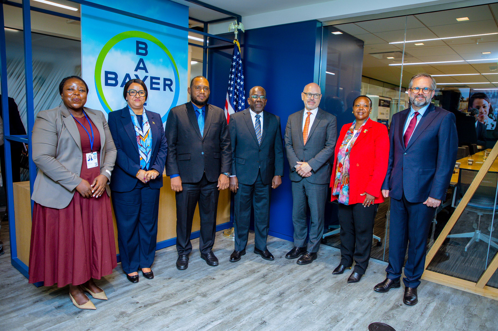 Tanzania imejipanga kikamilifu kuwa kitovu cha uwekezaji barani Afrika na inawakaribisha wawekezaji wa Marekani kuchangamkia fursa lukuki zilizopo katika sekta mbalimbali za uchumi.

Hayo yamesemwa na Waziri wa Fedha, Mhe. Balozi Khamis Mussa Omar (Mb) wakati alipoongoza ujumbe wa Tanzania katika Mkutano wa Uwekezaji ulioandaliwa na Baraza la Biashara la Kimataifa- Business Council for International Understanding (BCIU), uliofanyika katika Ofisi za BCIU, jijini Washington D.C nchini Marekani, pembezoni mwa Mikutano ya Majira ya Kipupwe ya Benki ya Dunia na Shirika la Fedha la Kimataifa-IMF.